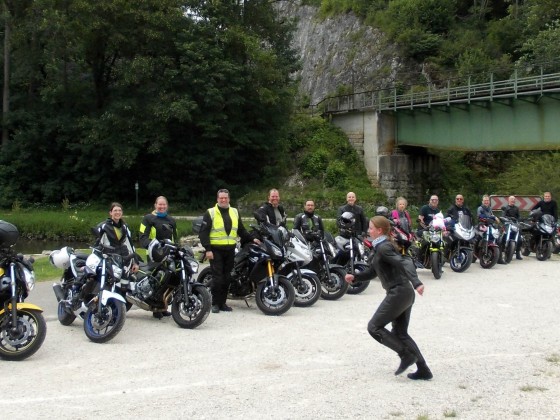 Gruppenbild mit sprintenter Rinilein vor gruenem Hintergrund